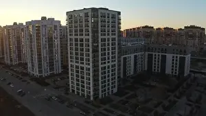 Oberansicht eines modernen Wohnkomplexes mit Sonnenlicht