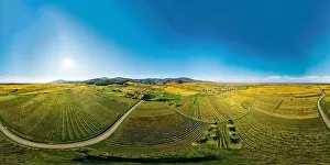 Blick über eine multikolorierte Talsenke im Vogeisenland