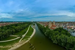 Blick über München mit der Isar, authentisch von oben, Barockstil (oder) Bayerntypus. Deutschland