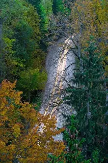 Blick auf die Straße im Wald von oben mit Lichtern für eine lange Belichtung, Herbst in Lettland