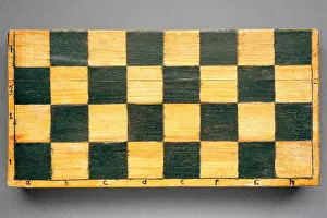 Antikes handgefertigtes Schachkästchen mit quadratischem Muster auf der Vorderseite.