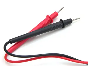 Digital Multimeter auf weißem Hintergrund anstecken.