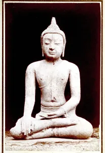 Die alte Statue des Buddhas im Vordergrund