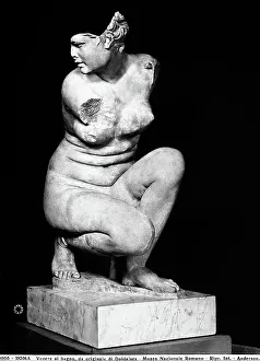 Aphrodite Statue Drucke: Aphrodite bathing