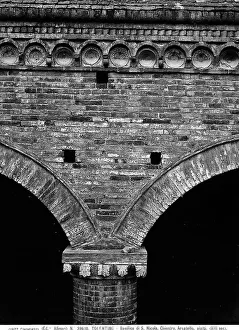 Gothic Cloister Drucke: Detail of the arcade, with decorations and glazed plates