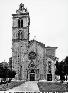Facciata asimmetrica des Doms der Himmelfahrt in Fermo mit einem über dem Portal aufragenden spitzen Giebel, Rosette und massivem Glockenturm.