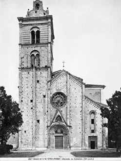 Drucke von Die Facciata des Duomo in Fermo ist ein Meisterwerk der Architektur, das durch seine asymmetrische Struktur auffällt Fermo Drucke: Facciata asimmetrica des Fermo-Dom, gewidmet der Himmelfahrt.