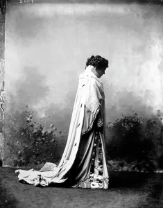 Eleonora Duse als Francesca da Rimini in einem Studioatelier
