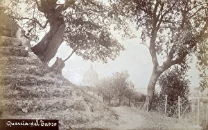 Landscape Photography In Italy Drucke: In the background the cupola of St