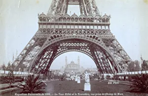 Parisian Landmarks Photography Drucke: The base of the Eiffel Tower and the gardens around it