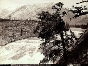 Canadian Wilderness Landscape Drucke: Bow River's rapids at Banff in Canada. In the background the Saw Back's mountains