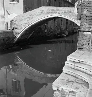 Architecture In Italy Drucke: A bridge in Venice