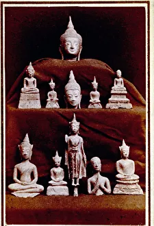 Undzielfiguren von unterschiedlicher Herkunft, die den Buddha frontale zur Schau stellen