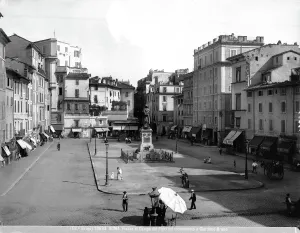 Piazza del Campo dei Fiori in Rom mit dem Monument für Giordano Bruno im Zentrum.
