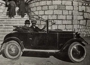 Old Car Photography Drucke: A car with two passengers