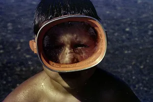 Gerahmter Druck : Ein Junge mit Tauchermaske Gerahmter Druck : Ein Junge mit Tauchermaske