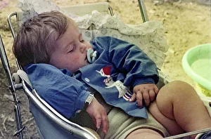 Ein Schlafender Säugling in einem Kinderwagen
