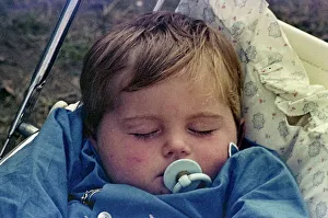 Ein italienischer Säugling in einem Kinderwagen schläft.