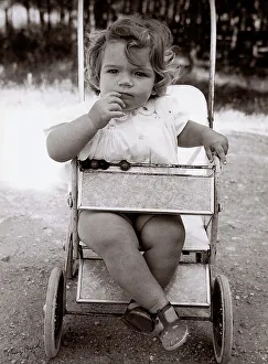 Bambina im Kinderwagen