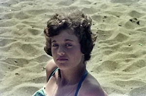 Frau im Vordergrund auf der Strand von Cecina