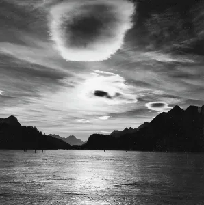 Wolken über einem Bergsee