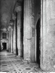 European Cathedral Interiors Drucke: Columns inside the cathedral of Syracuse