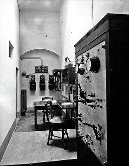 Korridor mit Telefonsystemen und Steuerungsinstrumenten des Elektriksystems. Inneres eines Bankhauses in Florenz