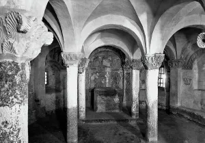 Medieval Interior Design Drucke: The crypt of the basilica of Saint Peter at Monte at Civate, Lecco, Brianza