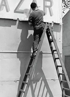 Ein Dekorateur beim Werk.