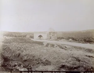 Desert Landscape Israel Drucke: Desert landscape in which stands a typical middle eastern construction