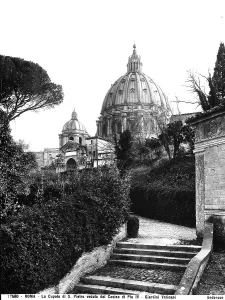 Drucke von Die Cupola der Basilika von Saint Peter im Garten des Casinos Pius IV in den Vaticanen bei Stadt des Heiligen Palastes Michelangelo Buonarroti Drucke: Casino dei Cavalieri del Santo Romano Impero