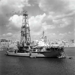 City View From The Sea Drucke: A drill ship, Malta