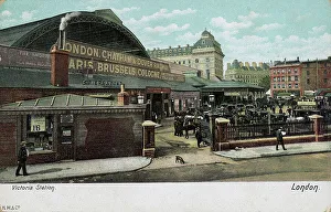 Victorian Era Train Station Drucke: Entrance of Victoria Station, London