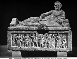 Etruskischer Sarkophag genannt des Magistrats mit Relief des Verstorbenen Laris Pulenas, der ein Papyrus ausrollt; das Werk wird im Museo Nazionale Tarquiniese in Tarquinia aufbewahrt.