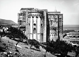 Panorama der Außenfassade des Chors der Kathedrale von Cefalù, in der Provinz Palermo. Im Hintergrund die Küste.