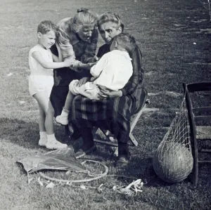 Vintage Family Moments Drucke: Extreme suffering