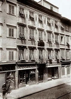Commercial Building Structure Drucke: Faade of a building with store-fronts