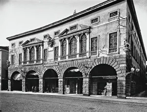 Administrative Building Architecture Drucke: The faade of the Cassa di Risparmio building