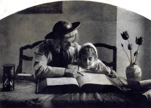Ein junger Mann und eine kleine Mädchen, bekleidet mit Kleidung des 17. Jahrhunderts, sitzen am Tisch und lesen die Bibel