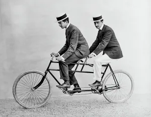 Zwei Männer auf einem Tandem