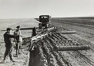 Farming Scene Drucke: A field is mechanically cleared