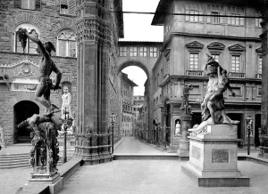 Innenansicht der Loggia dei Lanzi in Richtung Via della Ninna, Florenz
