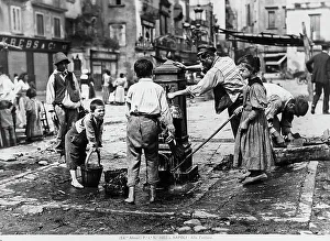 Naples Street Scene Drucke: At the fountain, Naples
