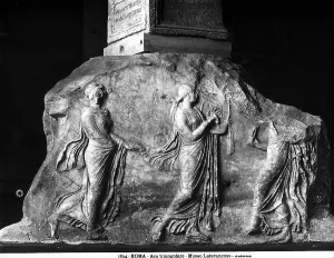 Ancient Roman Female Portraits Drucke: Fragmented bas-relief of a triangular altar