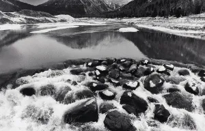 River Transportation Structure Drucke: Frozen river with mountains in the background
