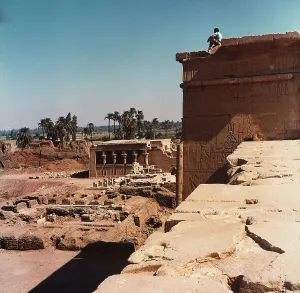 Dendera Temple Egypt Drucke: General view of the interior of the temple complex at Dendera