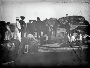 Sea Landscape Photography Drucke: Group of excursionists on the harbour's sidewalk, Aci Trezza