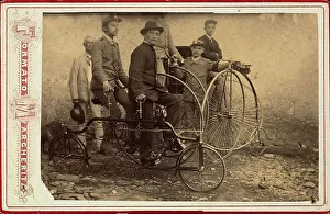 Männergruppe mit verschiedenen Fahrradmodellen