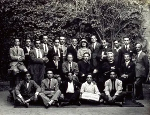 Fashionable Clothing Styles Drucke: Group portrait