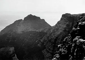 Table Mountain Landscape Drucke: Group of rocks at Devil's Peak seen from Table Mountain